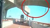 行车记录仪：上海中环客车擦撞高架施工车，致2死1伤