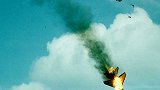美F-18发生空中撞机，真相大白：飞行员“撒把”驾驶，看书刮
