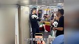 胡歌抱熊猫坐地铁，姿势熟练一看就经常抱女儿，不惧被路人认出