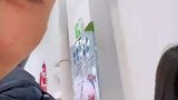 男子给生气的女友夹菜遭拒绝