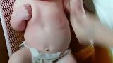 小宝宝握紧拳头，看这样子好像很害怕一样，这表情蠢萌蠢萌的