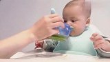 记录五个月的小宝宝第一次吃饭，小眼神好奇地四处张望，好萌啊