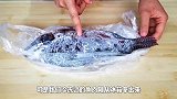 不管解冻什么鱼，牢记别用水泡，记住一招，和活鱼一样新鲜、美味