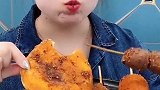 小姐姐今天吃烧烤，一手大饼一手实蛋，吃的真带劲啊