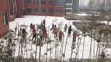 东北阿姨顶风冒雪跳广场舞 大雪下到“波棱盖”