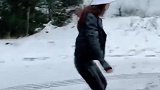 轮滑小姐姐挑战雪天上路，依旧是这么快的速度，真为她感到担心