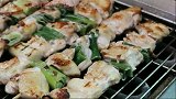 韩国美食市场，干酪鸡肉串，酱汁让人垂涎