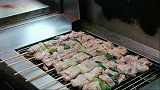 韩国美食市场，干酪鸡肉串，酱汁让人垂涎