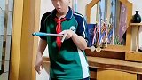 男孩跳“南屏晚钟”动作表情十分到位