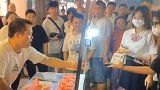 湖南长沙：瓜铺老板与顾客猜拳卖瓜，赢了免费，输了自费