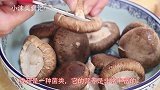 香菇放进锅中蒸一蒸，第一次见这种做法，真是高手太厉害了