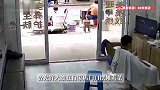 店主曾允许大娘在其店门口摆摊，大娘孙女结婚特意送来喜糖