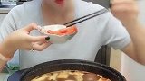 冒着热气的火锅，姑娘你慢点吃，小心烫