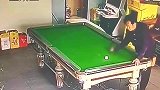 不要小瞧保洁员，我打了二十年的台球了，还是第一次见这种操作