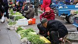 超市菜价贵，为何有些城里人宁愿出高价，也不买农村老人的菜？