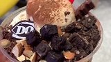 饭后闺蜜给我买的甜点，每一铲下去都是钱，虽然心痛但真的很好吃