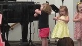 小孩子们在表演舞蹈，没想到小女孩却这么倔强，简直太可爱了！