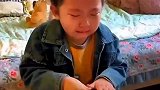 一年级小女孩背书上绝招，最后不忘按一下保存程序