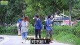 国外恶搞：漂亮女孩给路边男生说了一句话，男孩开心了一天