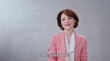 46岁董卿真敢穿，西装裙里面套长裤，不仅不丑，意外美出新高度
