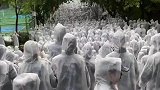 一高校军训期间下雨，学生穿着雨衣去参加军训
