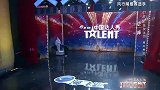 小伙创意表演人与玩偶的亲密互动，俏皮的动作逗笑全场丨达人秀
