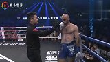 中外猛将打红眼倒地后踢头砸脸，中国小将连续重拳打晕头大获全胜