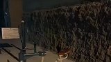 健身器材突然晃动，把男子吓得说话都颤抖