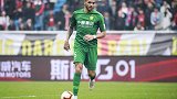 国安主场大战武里南联 奥古斯托专注于喂饼的男人