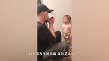 爸爸将快睡着的宝宝吓醒，接下来发生的画面，真的是太逗了
