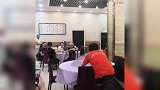 最后那一下也太神了，吓我一跳，这是服务员界的天花板吗
