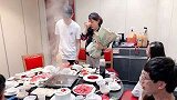 河北邯郸：兵哥哥3年没回家，扮服务员送惊喜爸妈竟没认出