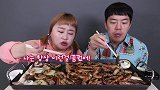 情侣两人吃烤牛肠，大口吃的真香，吃相诱人