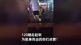 暴雨积水路人不幸触电倒地，群众和外卖员不顾危险急救，现场曝光