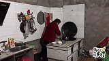 相亲小伙给公公两根中华烟，公公要给单身亲家抽，婆婆嫌丢面