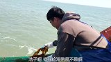 出海捕鱼，鱼没有捕到多少，没想到捞到了神秘漂流瓶