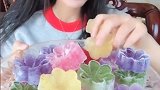 妹子吃各种彩色的冰块，看着太过瘾了，发出咔滋咔滋的声音真好听