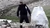 网传一外籍男子在珠穆朗玛藏区踢倒“玛尼堆”，身旁疑中国女子在跟拍