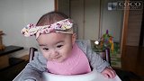 萌娃一直将脑袋伸向妈妈这边，一晃一晃的，卖萌想要好吃的