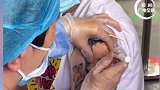 男子打疫苗时因纹身太可爱走红网络