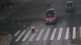 浙江杭州：S型走位！5岁女童骑三轮，机动车道上“冒险”