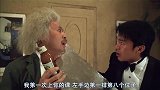 被机器人整怕了，星爷拿出特大号菜刀，让大家回答问题