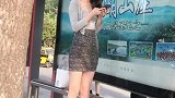 公交车站偶遇美女小姐姐，这样的气质应该是所有男生都会喜欢上吧