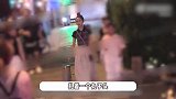 佟丽娅饭后和儿子牵手散步，9岁朵朵性格活泼，个头已超妈妈肩膀