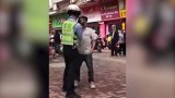 广东肇庆男子违法拒不配合还殴打民警 被民警一个动作制服