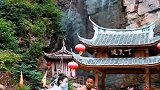 福建侠天下，依山傍水，百米瀑布飞流直下……