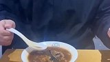 男子喝胡辣汤加可乐，网友见状怒了