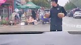 男子带着两颗椰子向妻子走来