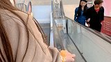 碰到一对情侣，上电梯路人都惊呆了