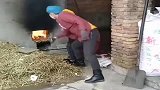 开玩笑不要太过火，毕竟风险还是挺大的，这是亲妈不是后妈！